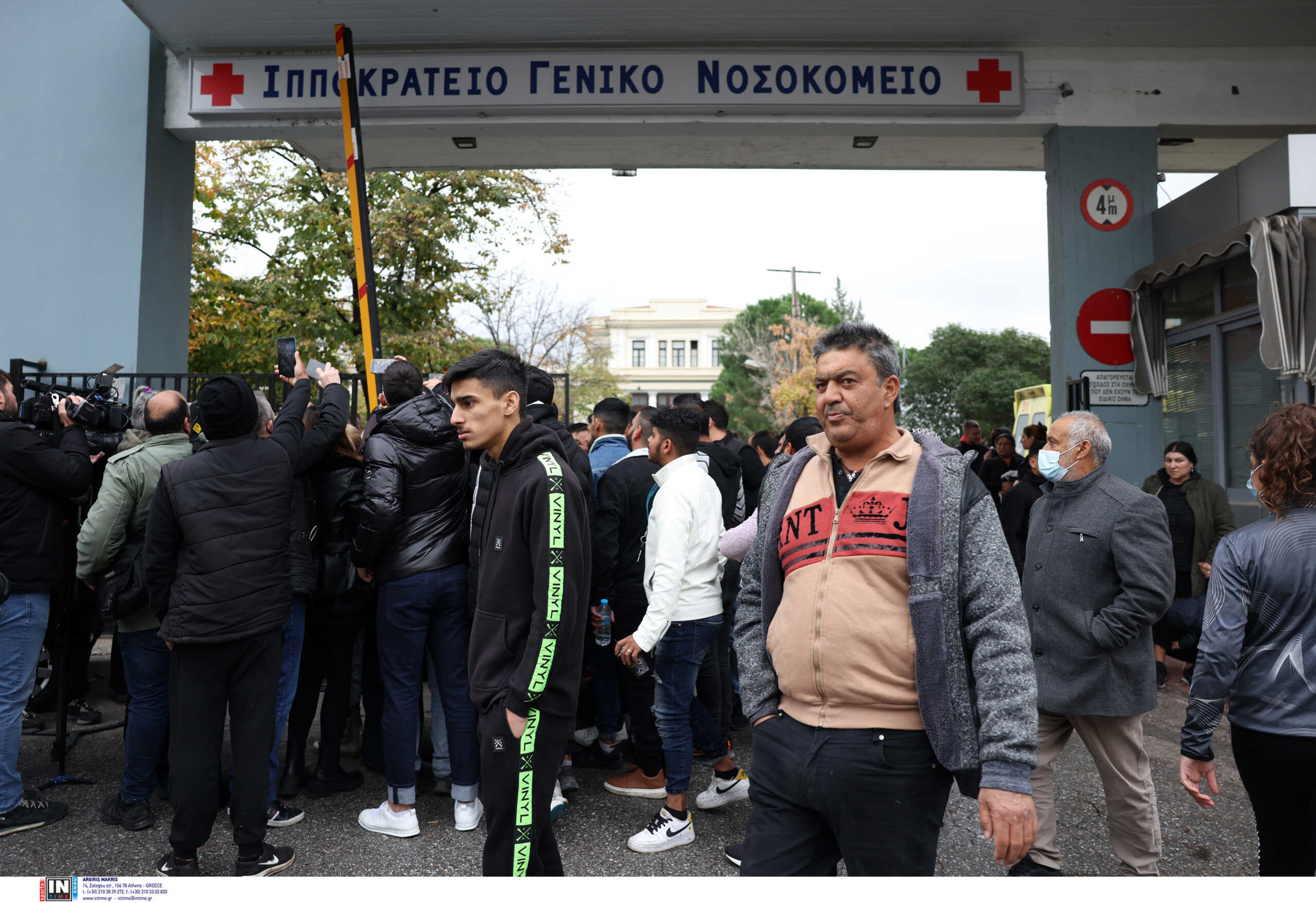 Θεσσαλονίκη: Επισκέφτηκε τους γονείς του 16χρονου ο γ.γ. Κοινωνικής Αλληλεγγύης – Οργή συγκεντρωμένων στο Ιπποκράτειο