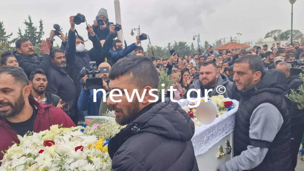 Θεσσαλονίκη: Οδύνη στην κηδεία του 16χρονου Ρομά που πυροβολήθηκε από αστυνομικό