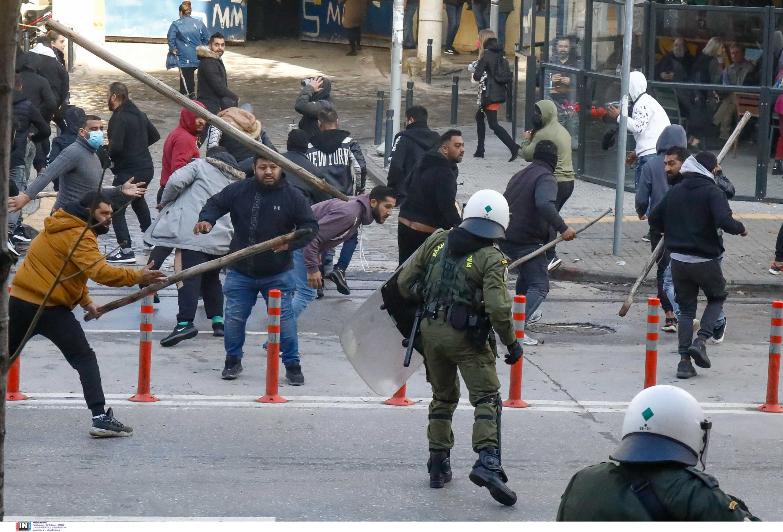 Θεσσαλονίκη: Ξέσπασμα οργής από τον πατέρα του 16χρονου και εικόνες πολέμου έξω από τα δικαστήρια