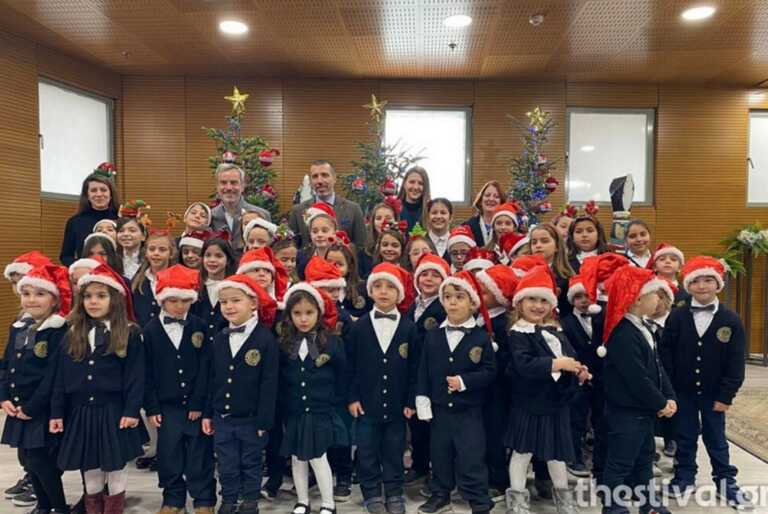 Θεσσαλονίκη: Χριστουγεννιάτικες μελωδίες από μικρά παιδιά μπροστά στον δήμαρχο Κωνσταντίνο Ζέρβα
