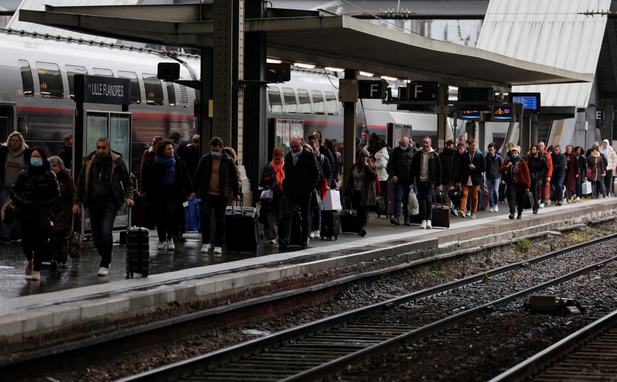 Travelers walk on a platform at Lille-Flandres railway station in Lille during a strike by train guards at France's state-owned railway operator SNCF with major disruption for Christmas holidays in France, December 23, 2022.  REUTERS