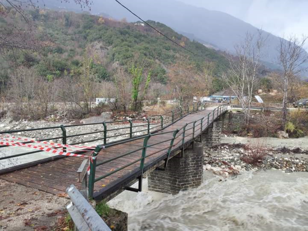 Καιρός – Κακοκαιρία GAIA: Πτώσεις δέντρων και διακοπές ρεύματος στα Γιάννενα – Καθίζηση σε πεζογέφυρα στα Τζουμέρκα