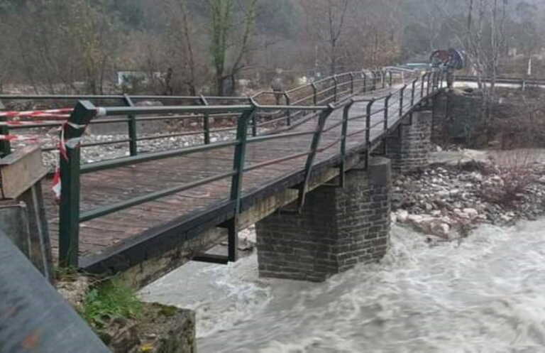 Υπερχείλιση ποταμών, ζημιές σε γέφυρες και αποκλεισμένες περιοχές άφησε πίσω της η κακοκαιρία στη δυτική Ελλάδα