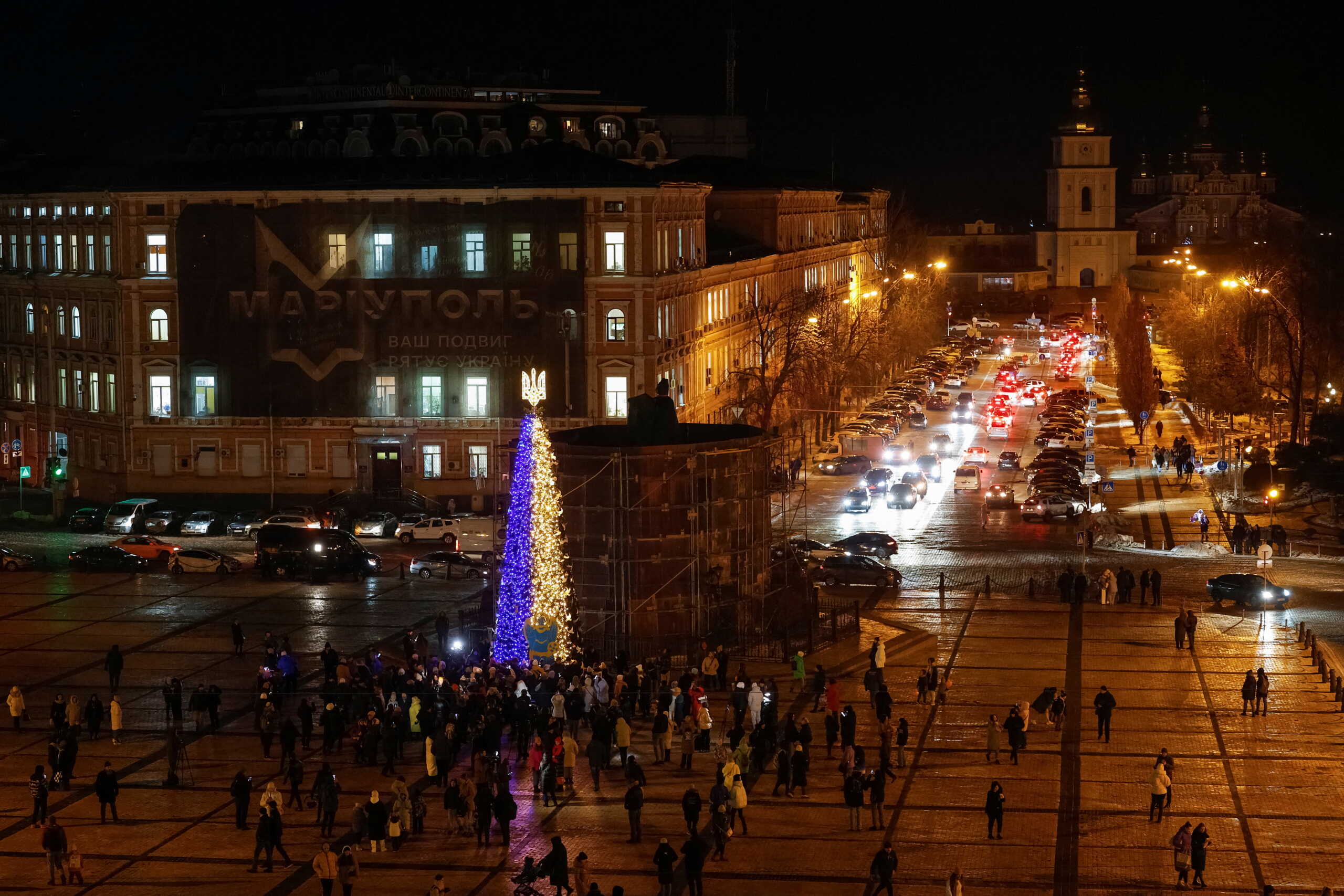 Πόλεμος στην Ουκρανία: «Η Ρωσία δεν θα κλέψει τα Χριστούγεννα» – Άναψαν το χριστουγεννιάτικο δέντρο στο Κίεβο