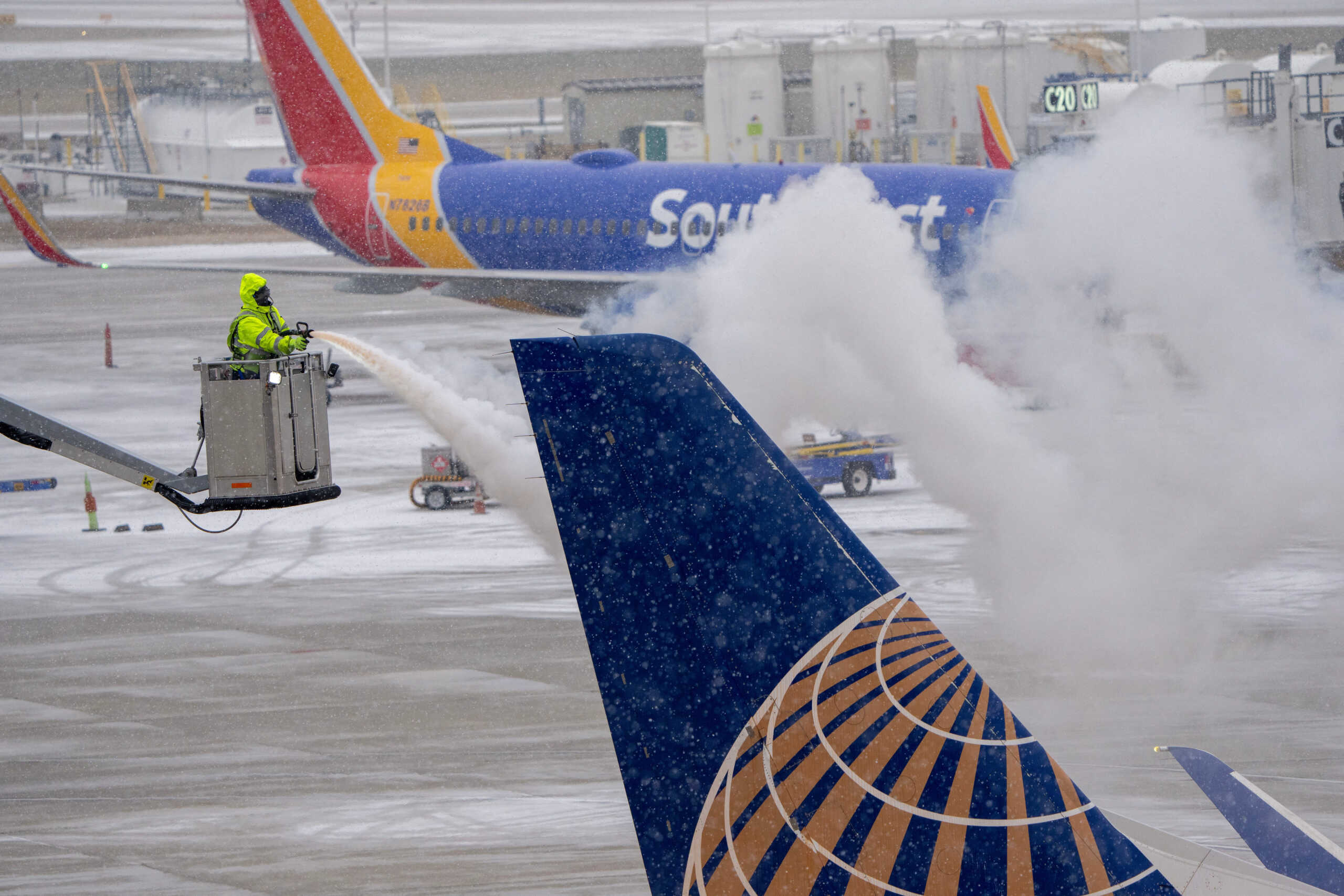 Ice is removed from a United Airlines jet after a cold weather front moved into General Mitchell International Airport in Milwaukee, Wisconsin, U.S. December 22, 2022.  Mark Hoffman