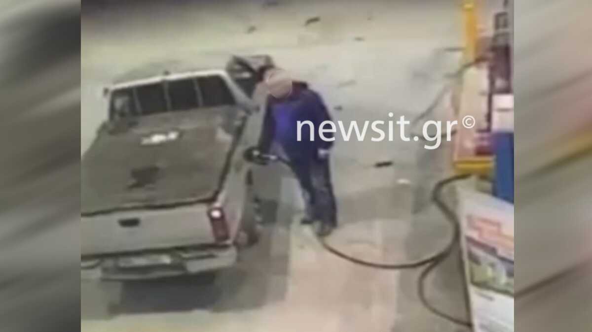 Καρέ – καρέ το συμβάν στο βενζινάδικο: Ο 16χρονος φεύγει χωρίς να πληρώσει – Οι αστυνομικοί φεύγουν για καταδίωξη