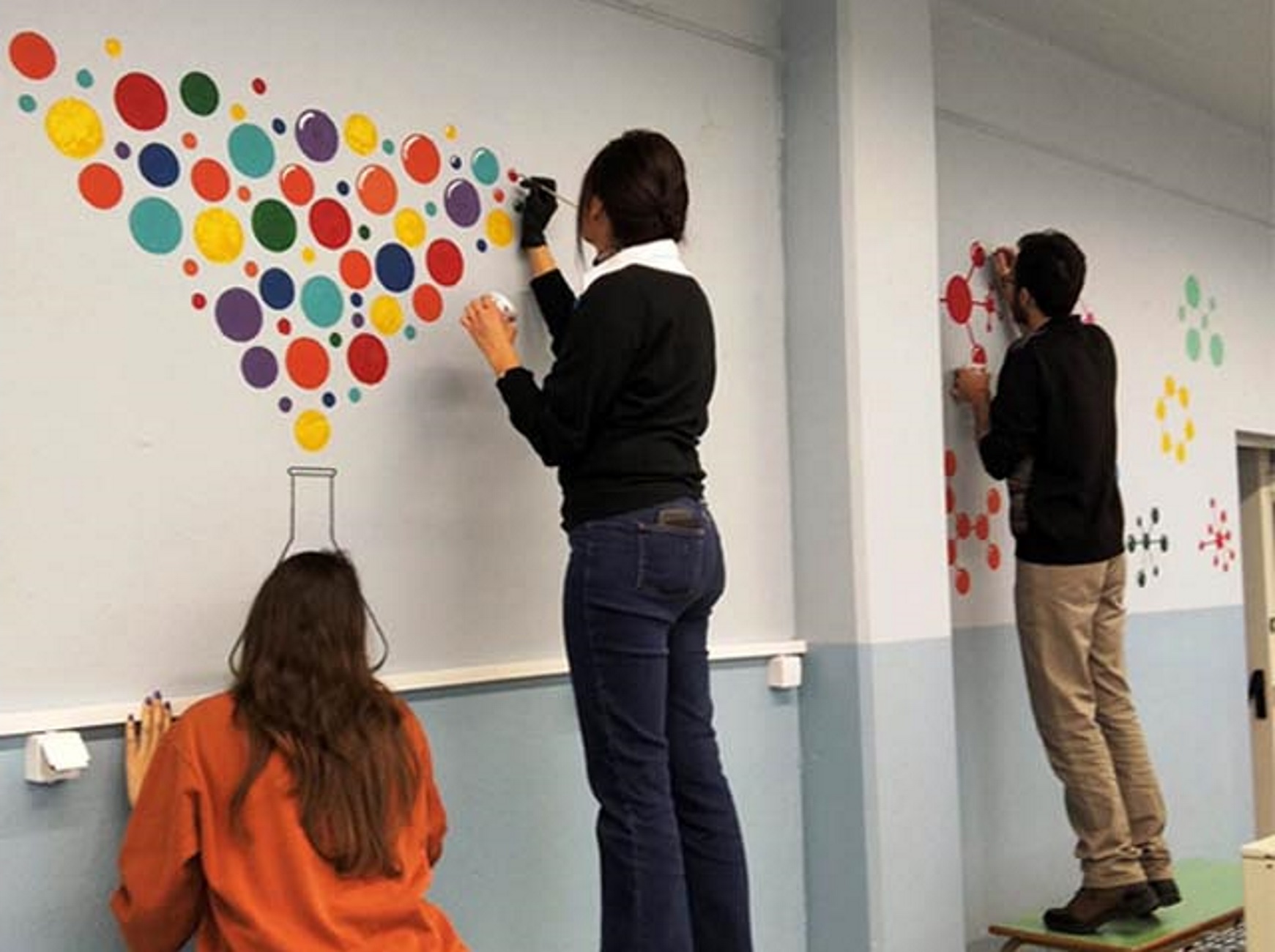 Καβάλα: Ένα διαφορετικό μάθημα χημείας με τους φοιτητές να δίνουν χρώμα στο μουντό εργαστήριο