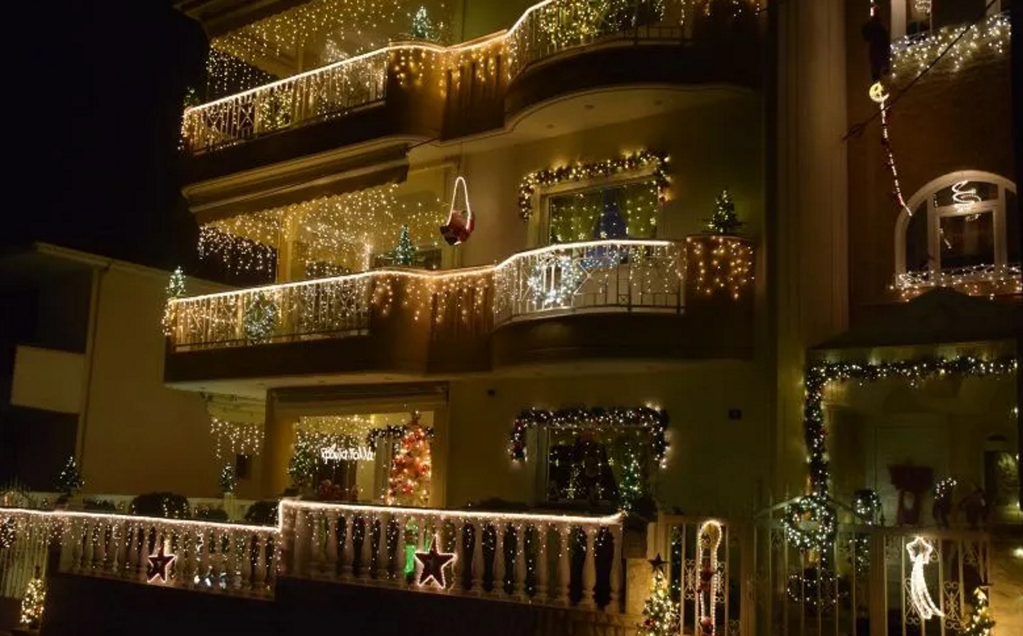 Κοζάνη: Υπερπαραγωγή και φέτος το «σπίτι των Χριστουγέννων» – 10.000 λαμπιόνια παρά την ενεργειακή κρίση