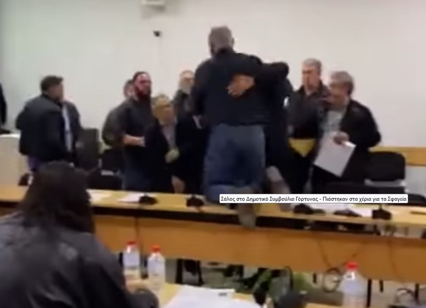 Κρήτη: Ξύλο και εικόνες ντροπής στο δημοτικό συμβούλιο Γόρτυνας – Δείτε το βίντεο του επεισοδίου