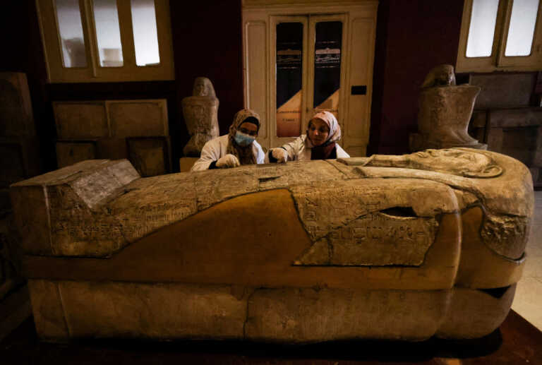Σαρκοφάγος, που είχε πουληθεί παράνομα σε μουσείο των ΗΠΑ, επέστρεψε πίσω στην Αίγυπτο