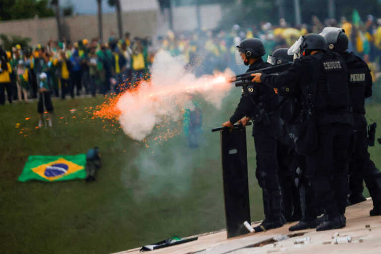 Σκηνές χάους στη Βραζιλία μετά την εισβολή α λα Τραμπ - Λούλα: «Θα τιμωρηθούν οι φασίστες», παγκόσμια καταδίκη των μπολσοναριστών
