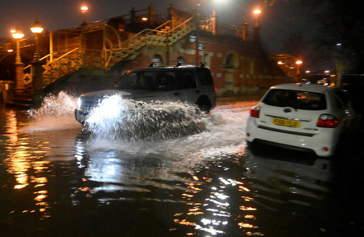 Βρετανία: Η υπερχείλιση του Τάμεση από τις σφοδρές βροχοπτώσεις απειλεί με πλημμύρα το σπίτι του Τζορτζ Κλούνεϊ και άλλων σταρ