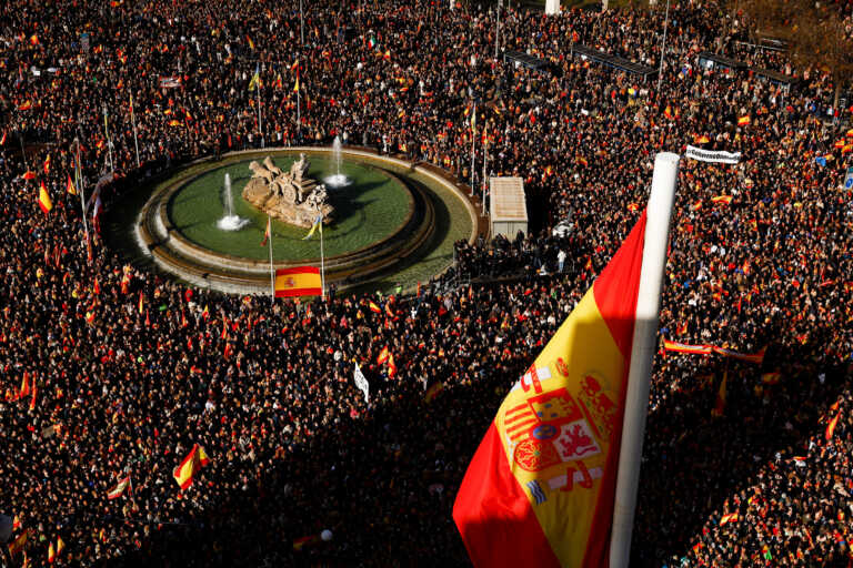 Η ισπανική Δεξιά κινητοποίησε δεκάδες χιλιάδες διαδηλωτές στη Μαδρίτη κατά της κυβέρνησης