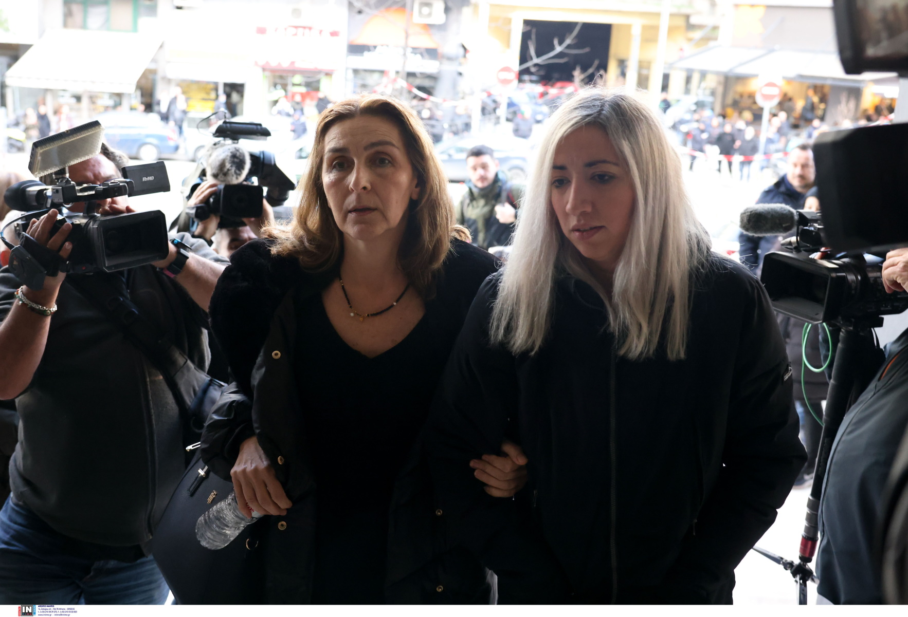 Άλκης Καμπανός: «Είμαι η μητέρα του, κοιτάξτε με, σηκώστε το κεφάλι» είπε στους 12 κατηγορούμενους