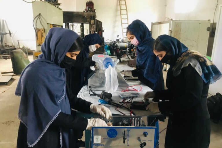 ΕΕ για Αφγανιστάν: Με το καθεστώς των Ταλιμπάν όλες οι γυναίκες διατρέχουν κίνδυνο διωγμού