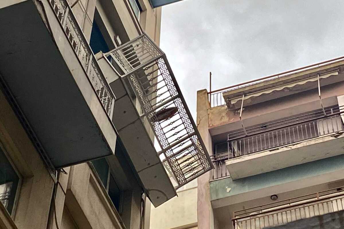 Ξεκόλλησε μπαλκόνι από ξενοδοχείο στη Λεωφόρο Συγγρού και κρέμεται στο κενό