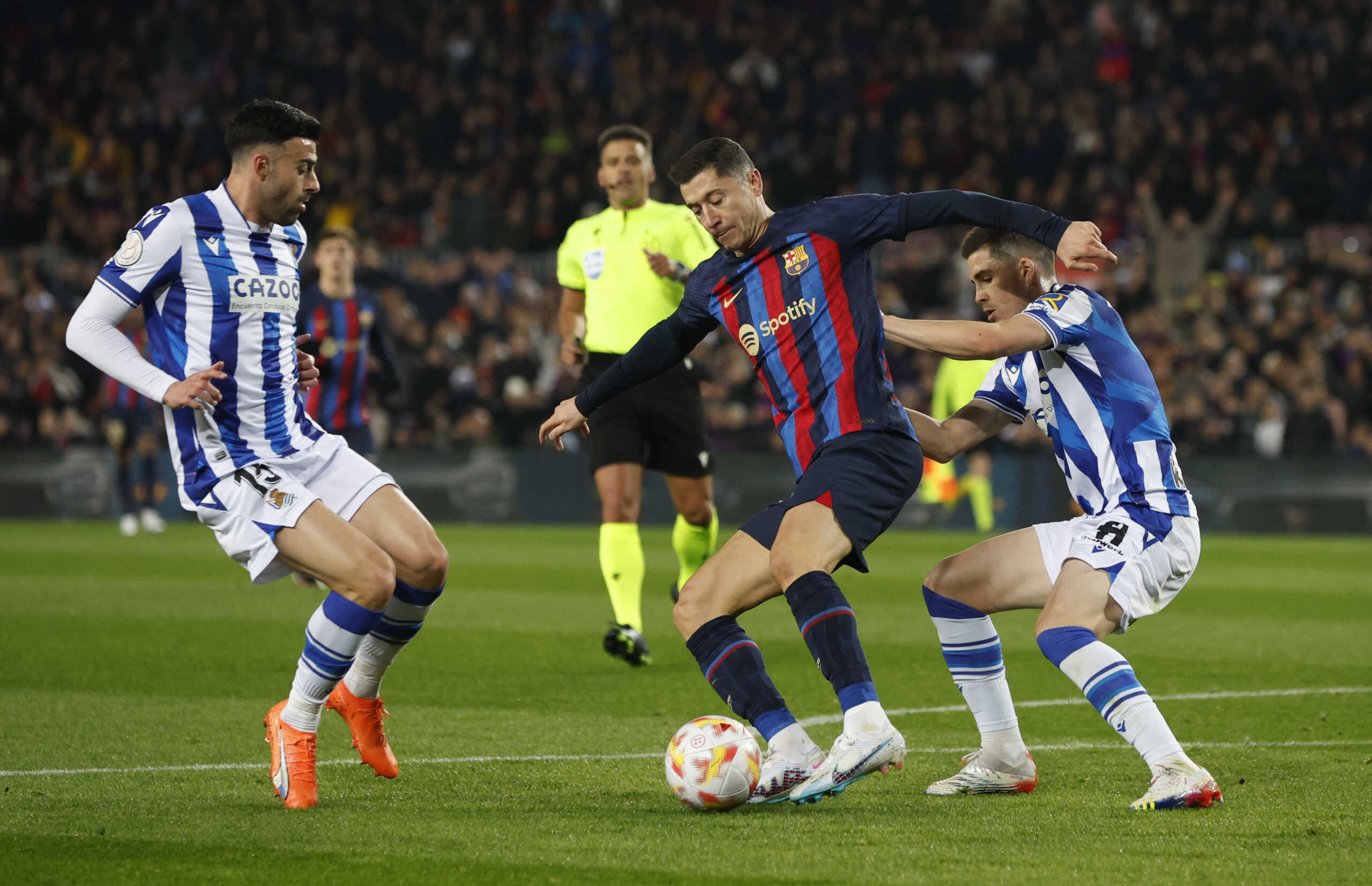 Soccer Football - Copa del Rey - Quarter Final - FC Barcelona v Real Sociedad - Camp Nou, Barcelona, Spain - January 25, 2023  FC Barcelona's Robert Lewandowski in action with Real Sociedad's Diego Rico and Igor Zubeldia REUTERS