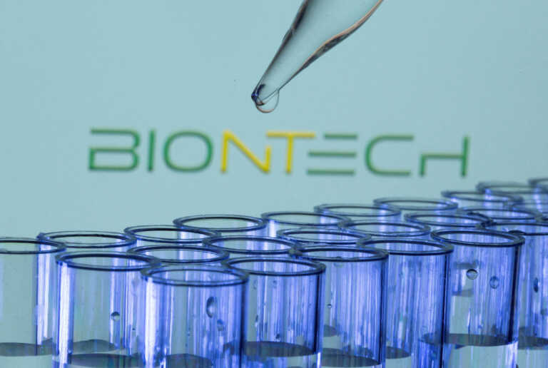 Στο εδώλιο η BioNTech – Ξεκίνησε η δίκη της πρώτης αγωγής για παρενέργειες του εμβολίου κατά του κορονοϊού