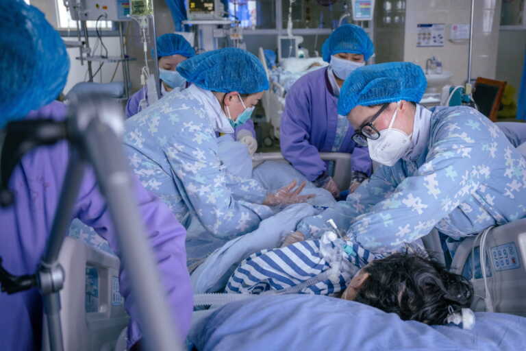 7 εκατομμύρια κρούσματα και 4.000 νεκροί από κορονοϊό σε 24 ώρες στην Κίνα - Κορυφώνεται το νέο πανδημικό κύμα