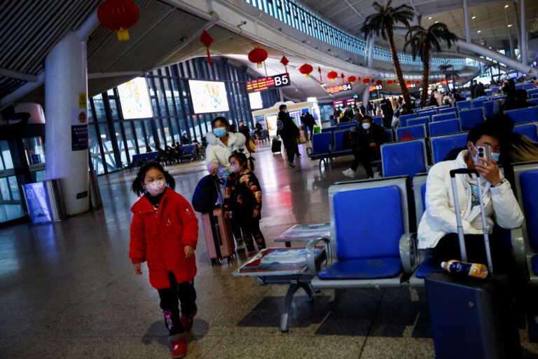Η Κίνα τελειώνει την καραντίνα για ταξιδιώτες από ξένες χώρες την ώρα που ξένες χώρες... παίρνουν μέτρα για την Κίνα