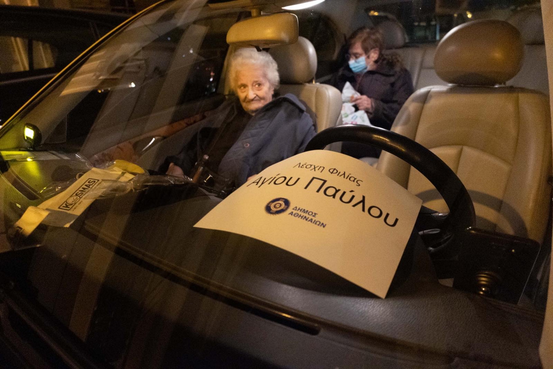 Δήμος Αθηναίων και ΣΑΤΑ:  Βόλτα χαράς με ταξί στη στολισμένη Αθήνα για 120 ηλικιωμένους