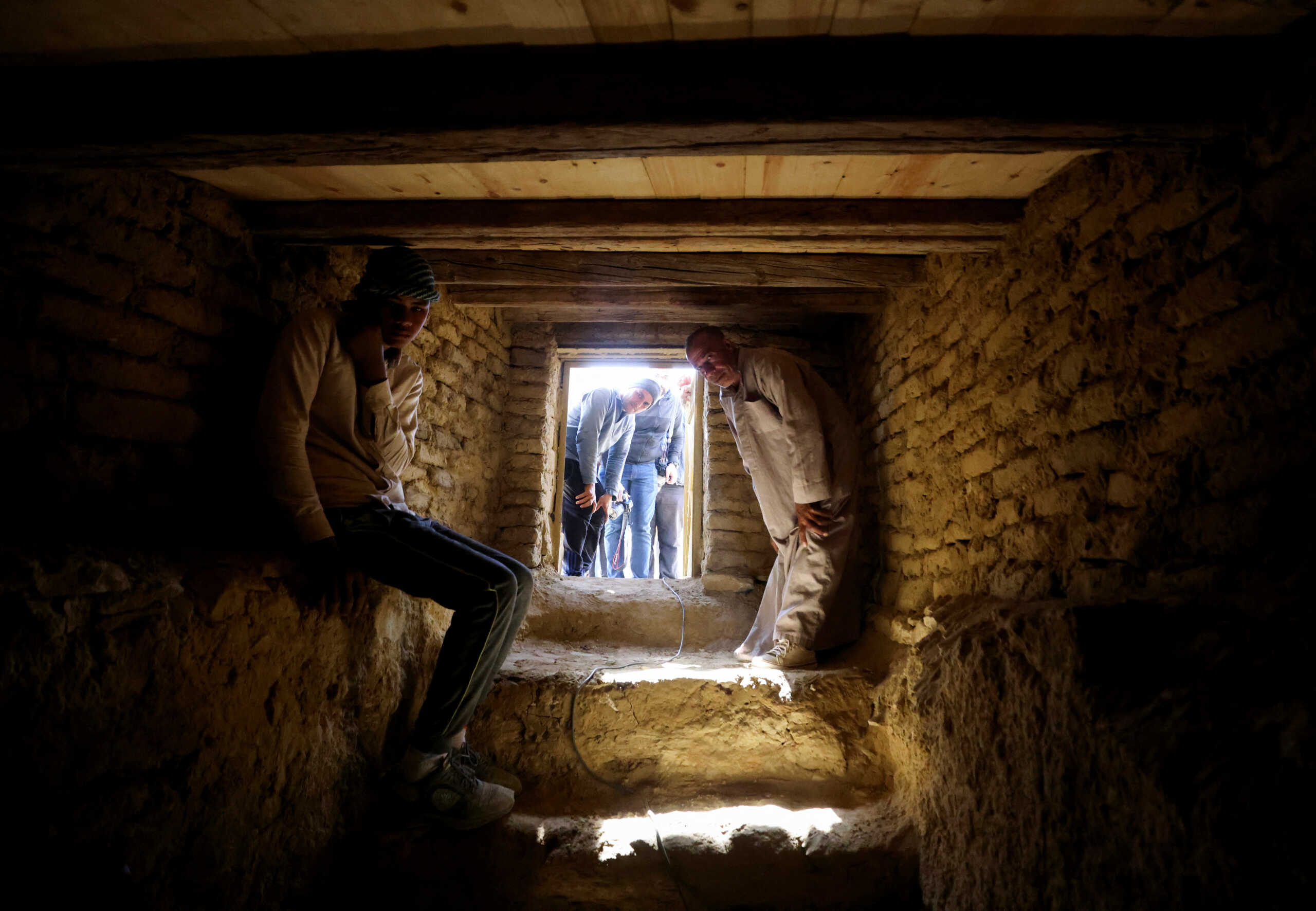 Αίγυπτος: Οι αρχαιολόγοι ανακάλυψαν μούμια καλυμμένη με χρυσό και 4 τάφους των φαραώ