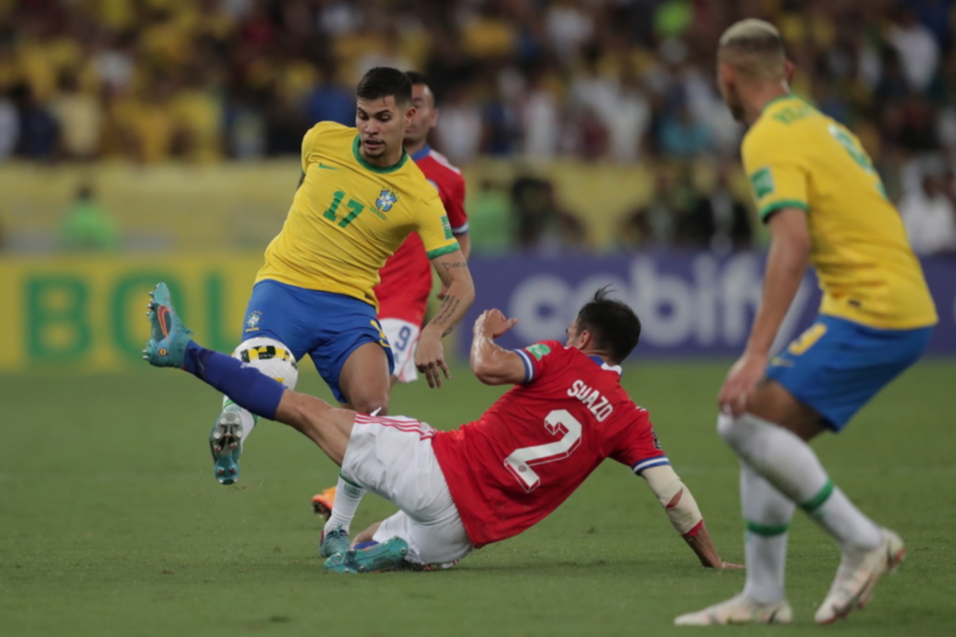 epa09847998 Brazil's Bruno Guimaraes (L) in action against Chile's Gabriel Suazo, during the Conmebol Qualifiers for the Qatar 2022 World Cup, at the Maracana Stadium in Rio de Janeiro, Brazil, 24 March 2022.  EPA