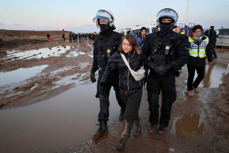 Γκρέτα Τούνμπεργκ: Ελεύθερη μετά τη σύλληψή της σε διαδήλωση στη Γερμανία