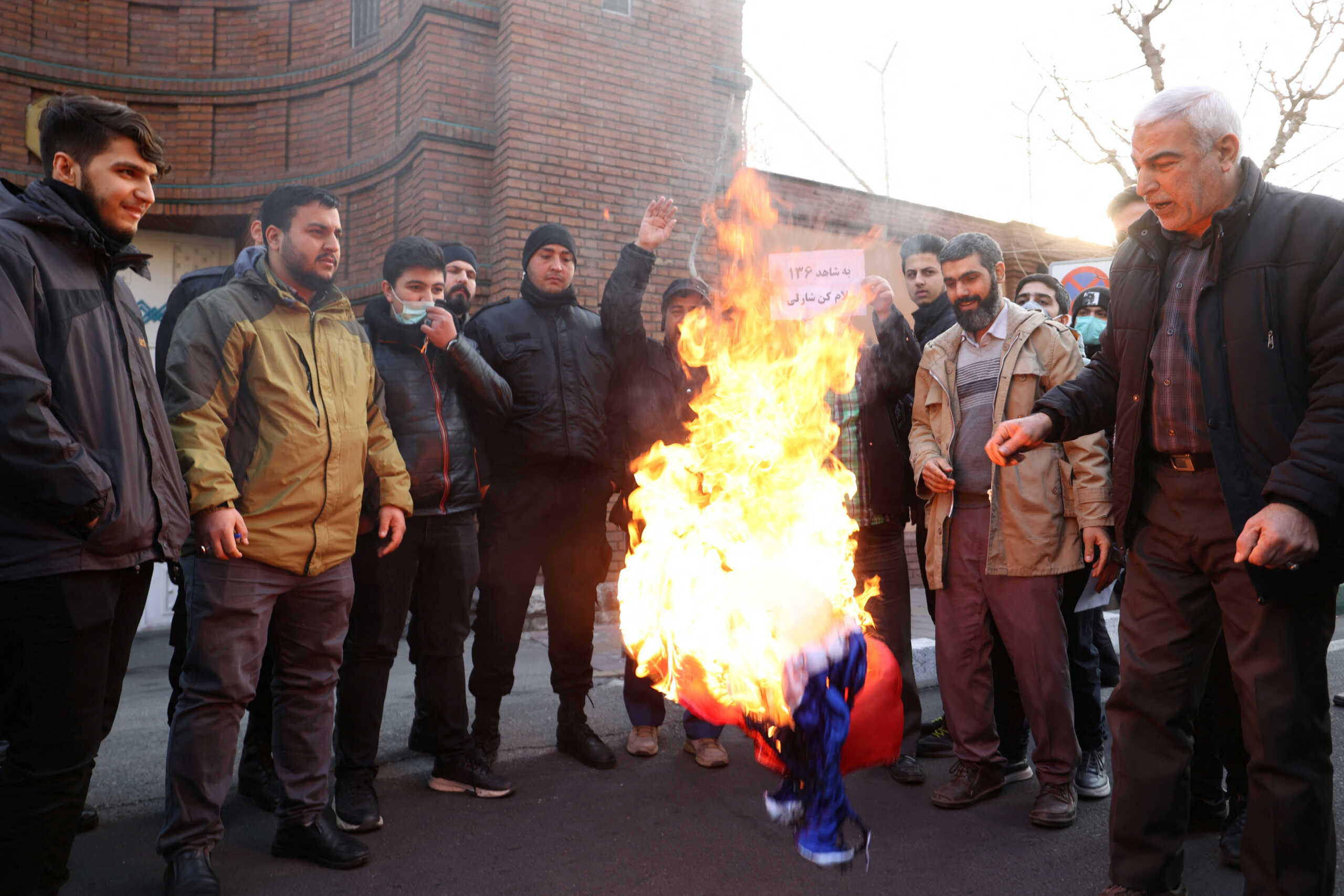 Ιράν: Καίνε σημαίες έξω από την πρεσβεία της Γαλλίας για τις «προσβλητικές» γελοιογραφίες του Charlie Hebdo με τον Χαμεϊνί