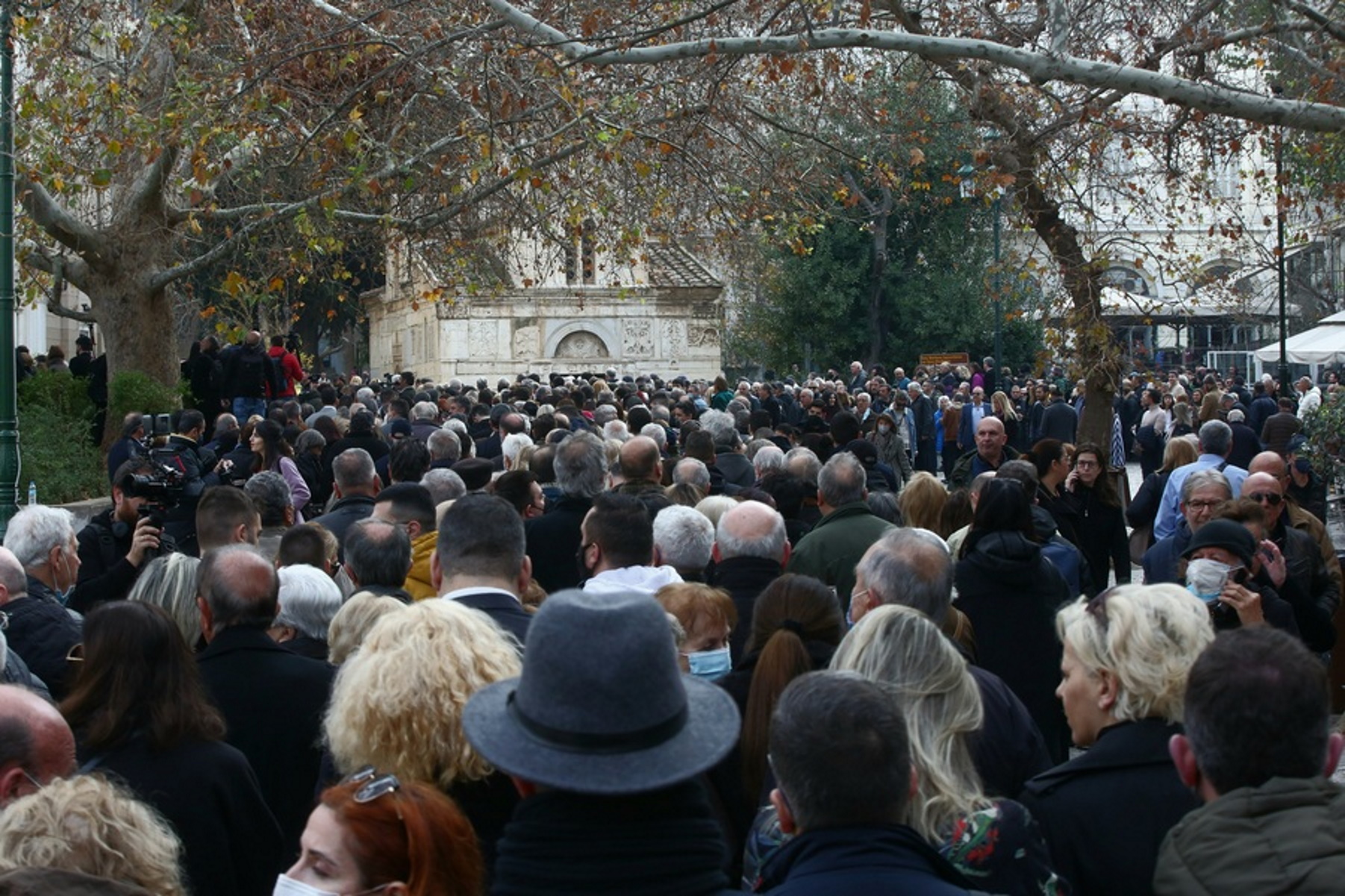 Κόσμος περιμένει στη σειρά για να πει το τελευταίο αντίο στον τέως Βασιλιά Κωνσταντίνο Γλύξμπουργκ κατά τη διάρκεια του λαϊκού προσκυνήματος στο παρεκκλήσι της Μητρόπολης Αθηνών, Δευτέρα 16 Ιανουαρίου 2023. Ο τέως Βασιλιάς Κωνσταντίνος θα ταφεί ως ιδιώτης, κοντά στους προγόνους του στο Τατόι. ΑΠΕ-ΜΠΕ