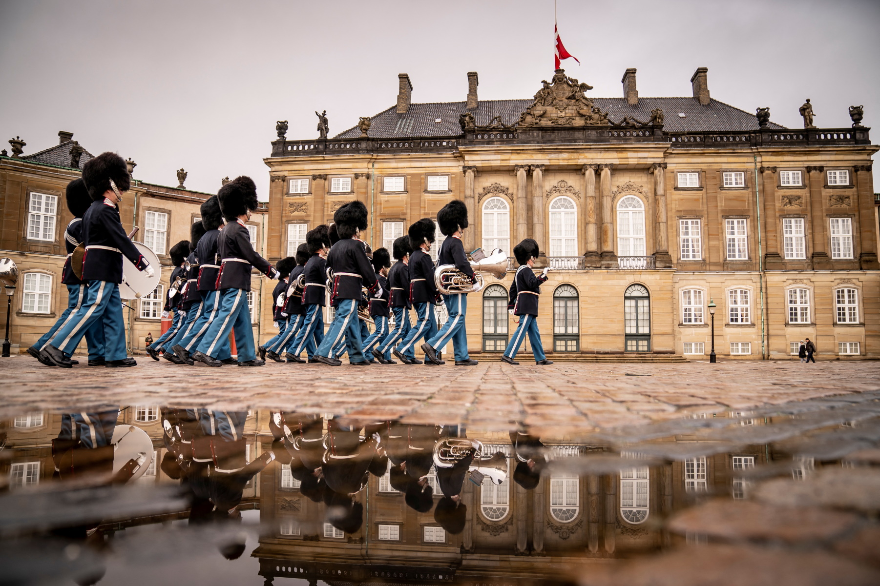 Τέως Βασιλιάς Κωνσταντίνος: Μεσίστιες κυματίζουν οι σημαίες στη Δανία, φόρος τιμής στη μνήμη του