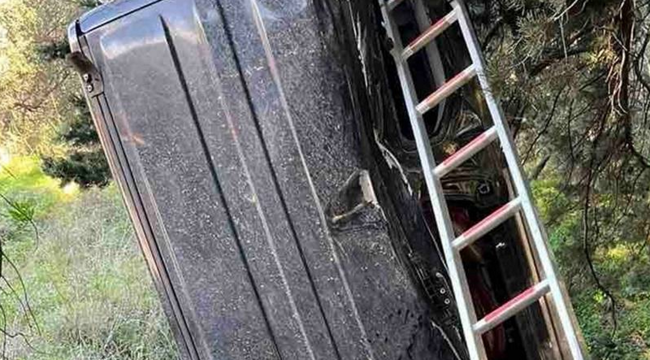 Χανιά: Απίστευτο τροχαίο – Αυτοκίνητο «κρεμάστηκε»  σε δέντρο