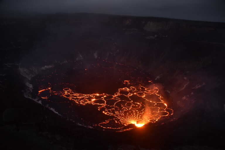 Συναγερμός στη Χαβάη, σε φάση εκρηκτικής δραστηριότητας το ηφαίστειο Κιλαουέα