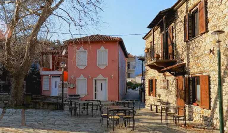 Γνωρίστε το χωριό στη Λάρισα με την πανοραμική θέα στο Αιγαίο που τα τελευταία χρόνια κερδίζει οπαδούς