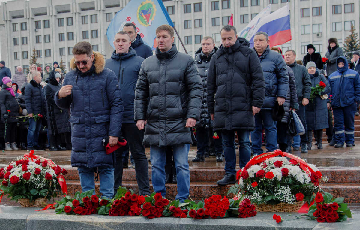 People take part in a ceremony in memory of Russian soldiers killed in the course of Russia-Ukraine military conflict, the day after Russia's Defence Ministry stated that 63 Russian servicemen were killed in a Ukrainian missile strike on their temporary accommodation in Makiivka (Makeyevka) in the Russian-controlled part of Ukraine, in Glory Square in Samara, Russia, January 3, 2023. REUTERS