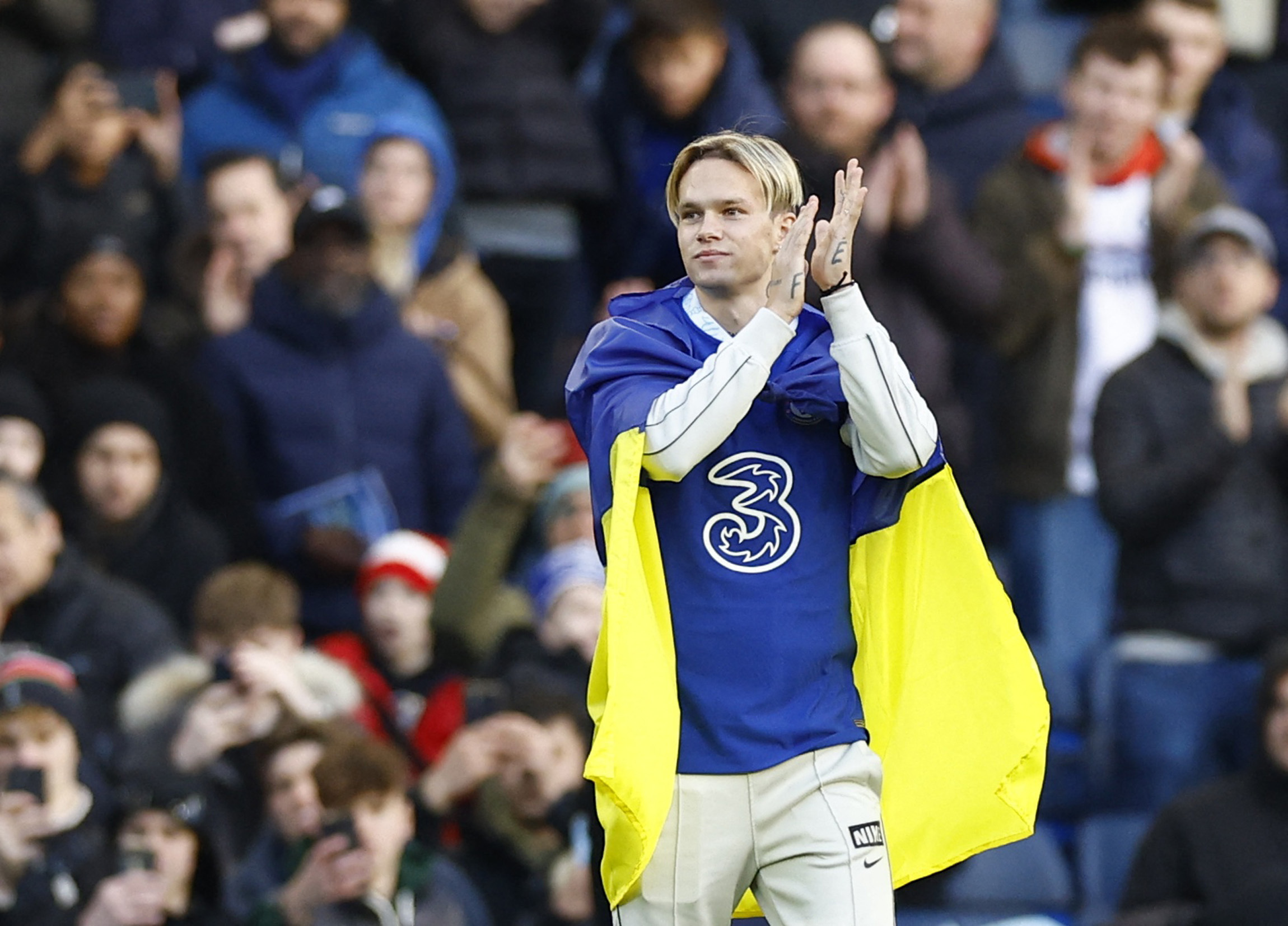 Soccer Football - Premier League - Chelsea v Crystal Palace - Stamford Bridge, London, Britain - January 15, 2023 Chelsea's new signing Mykhailo Mudryk applauds fans at half time Action Images via REUTERS