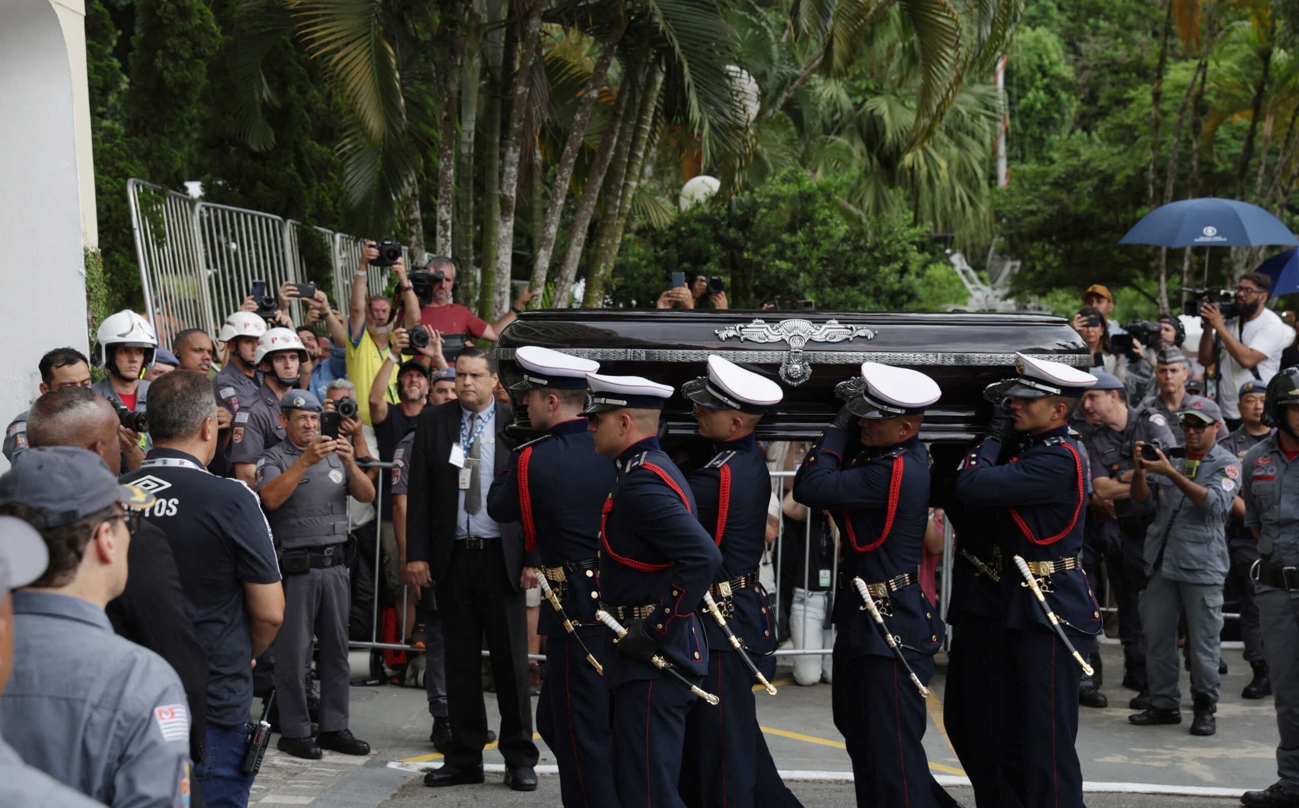 Soccer Football - Death of Brazilian soccer legend Pele - Santos, Brazil - January 3, 2023 Members of the National Guard carry the casket of Brazilian soccer legend Pele to the cemetery REUTERS