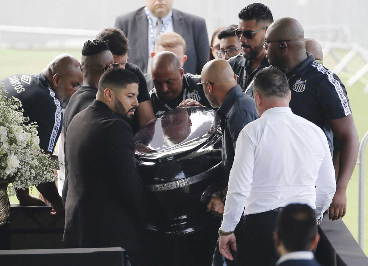 Soccer Football - Death of Brazilian soccer legend Pele - Vila Belmiro Stadium, Santos, Brazil - January 2, 2023 Pallbearers carry the casket of Brazilian soccer legend Pele to the centre circle of his former club Santos' Vila Belmiro stadium where he will lie in state for 24 hours before his funeral REUTERS