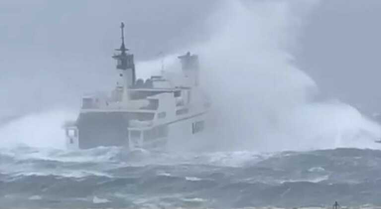 Οι συγκλονιστικές εικόνες από τη... μάχη πλοίου με την μανιασμένη θάλασσα στην Ιταλία