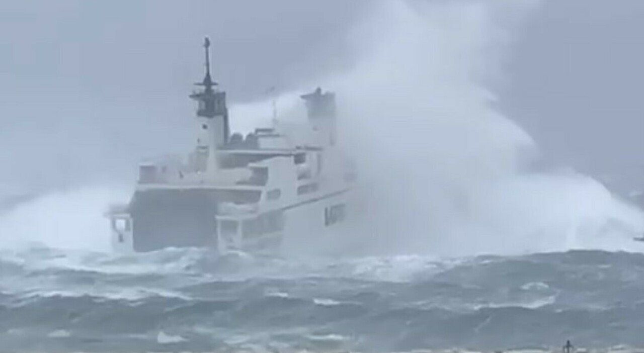 Ιταλία: Οι συγκλονιστικές εικόνες από τη… μάχη πλοίου με την μανιασμένη θάλασσα
