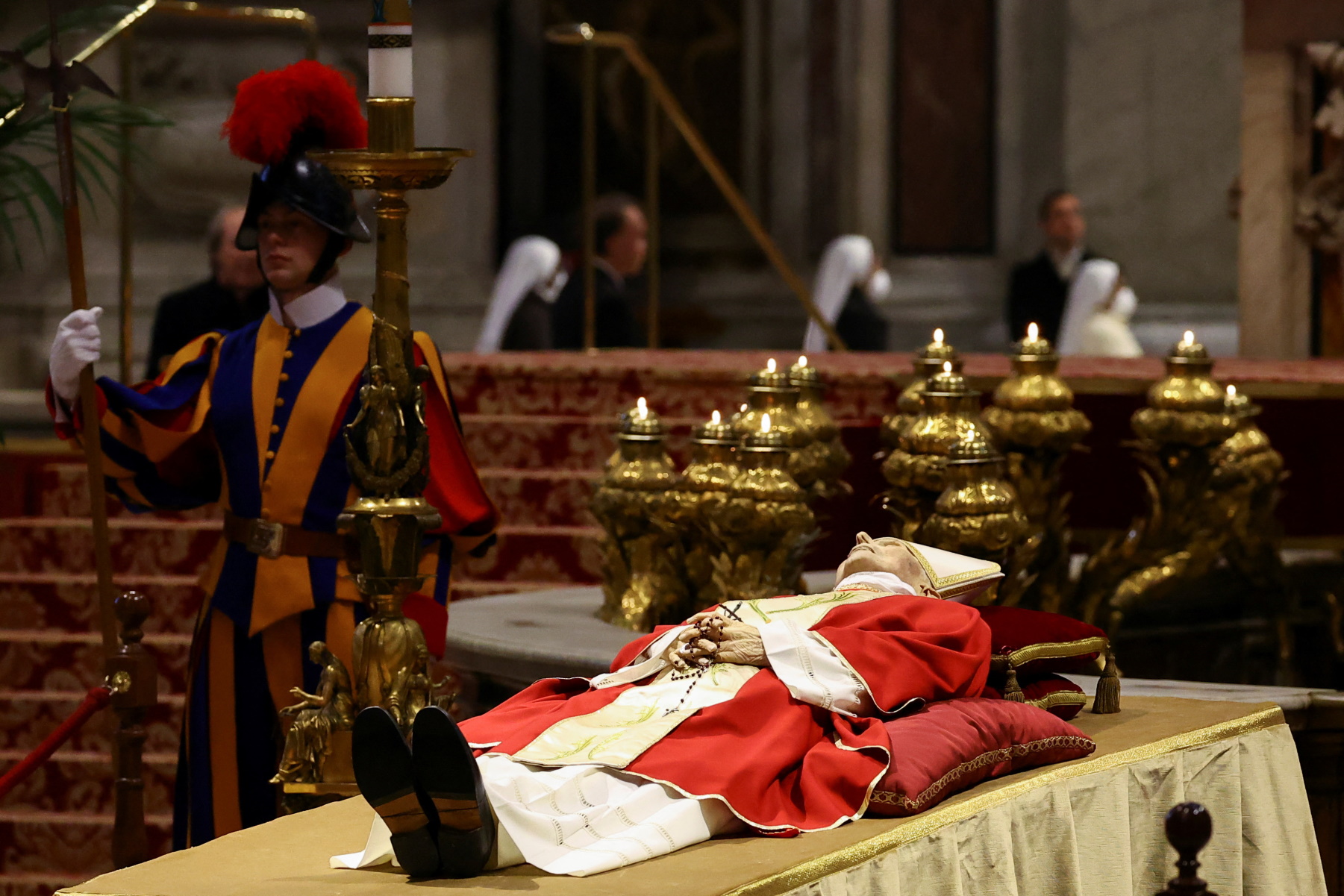 Πάπας Βενέδικτος: Μέχρι στιγμής 40.000 πιστοί έδωσαν το παρών στο λαϊκό προσκύνημα στο Βατικανό