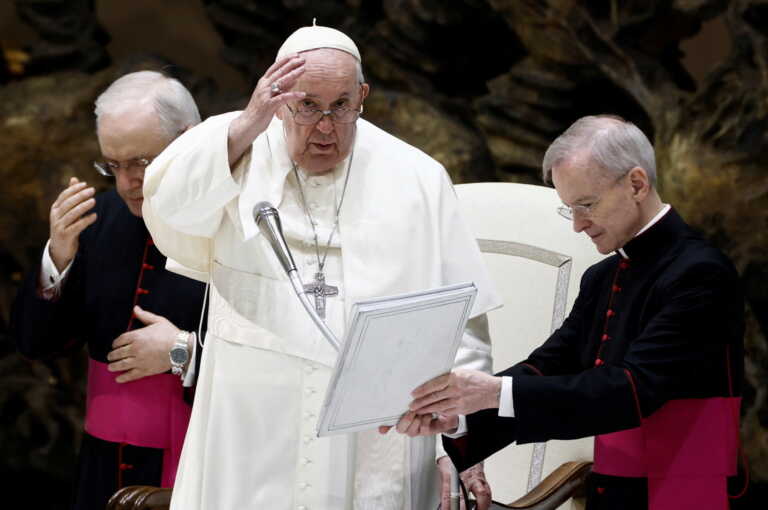Ιστορική στιγμή για το Βατικανό - Ο Πάπας Φραγκίσκος δίνει σε γυναίκες δικαίωμα ψήφου σε σύνοδο