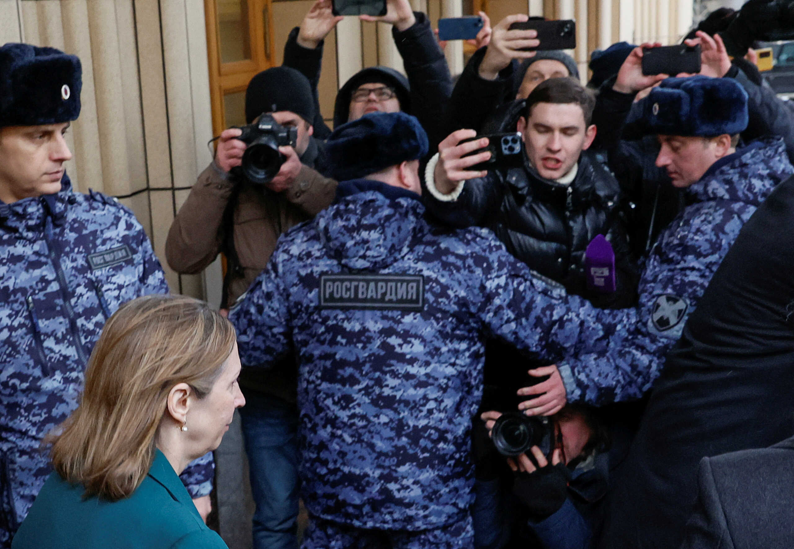 Μόσχα: Ρώσοι αποδοκίμασαν την πρεσβευτή των ΗΠΑ την ώρα που έμπαινε στο Υπουργείο Εξωτερικών