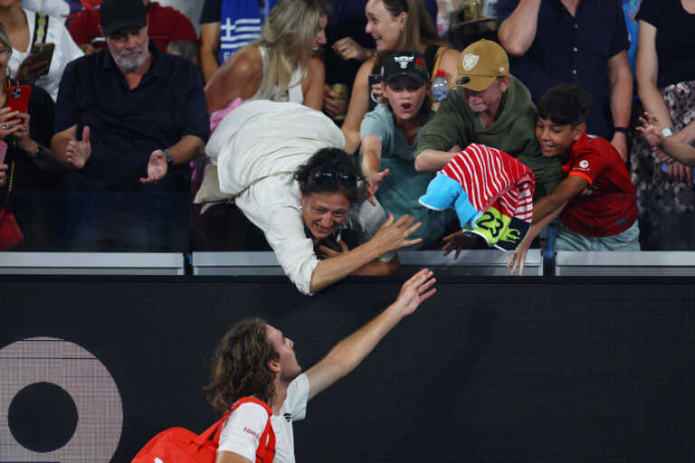 Ο Στέφανος Τσιτσιπάς βοήθησε φίλαθλο που της έπεσε η τσάντα στο Australian Open