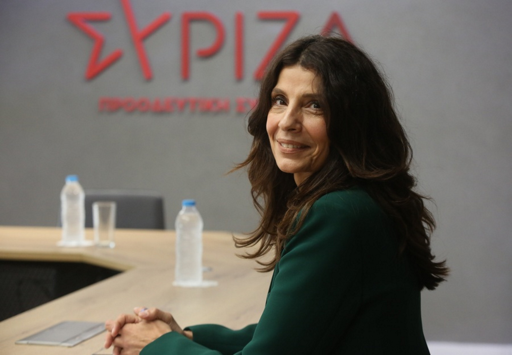 Η εκπρόσωπος Τύπου του ΣΥΡΙΖΑ - ΠΣ Πόπη Τσαπανίδου παρευρίσκεται στη συνάντηση του προέδρου του κόμματος, Αλέξη Τσίπρα, με το προεδρείο της Ένωσης Εργαζομένων Καταναλωτών Ελλάδας (ΕΕΚΕ) στα γραφεία του κόμματος, Αθήνα Πέμπτη 19 Ιανουαρίου 2023. ΑΠΕ-ΜΠΕ
