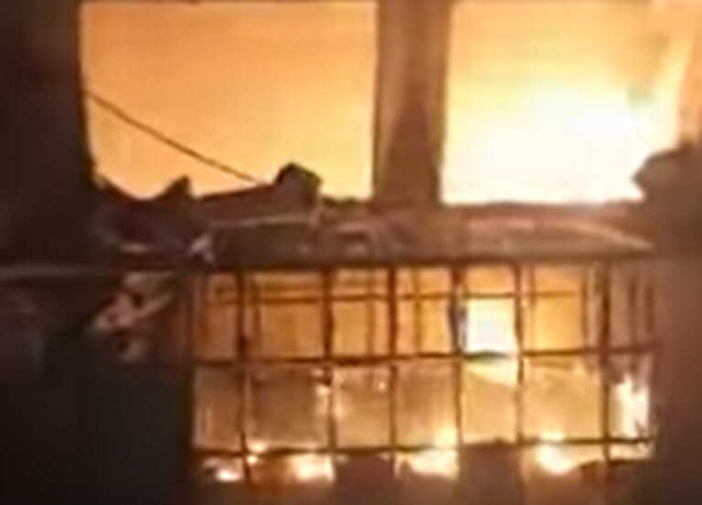 Βίντεο από πυραυλική επίθεση σε τουρκικό φορτηγό πλοίο στο λιμάνι της Χερσώνας - Κόλαση φωτιάς το σκάφος