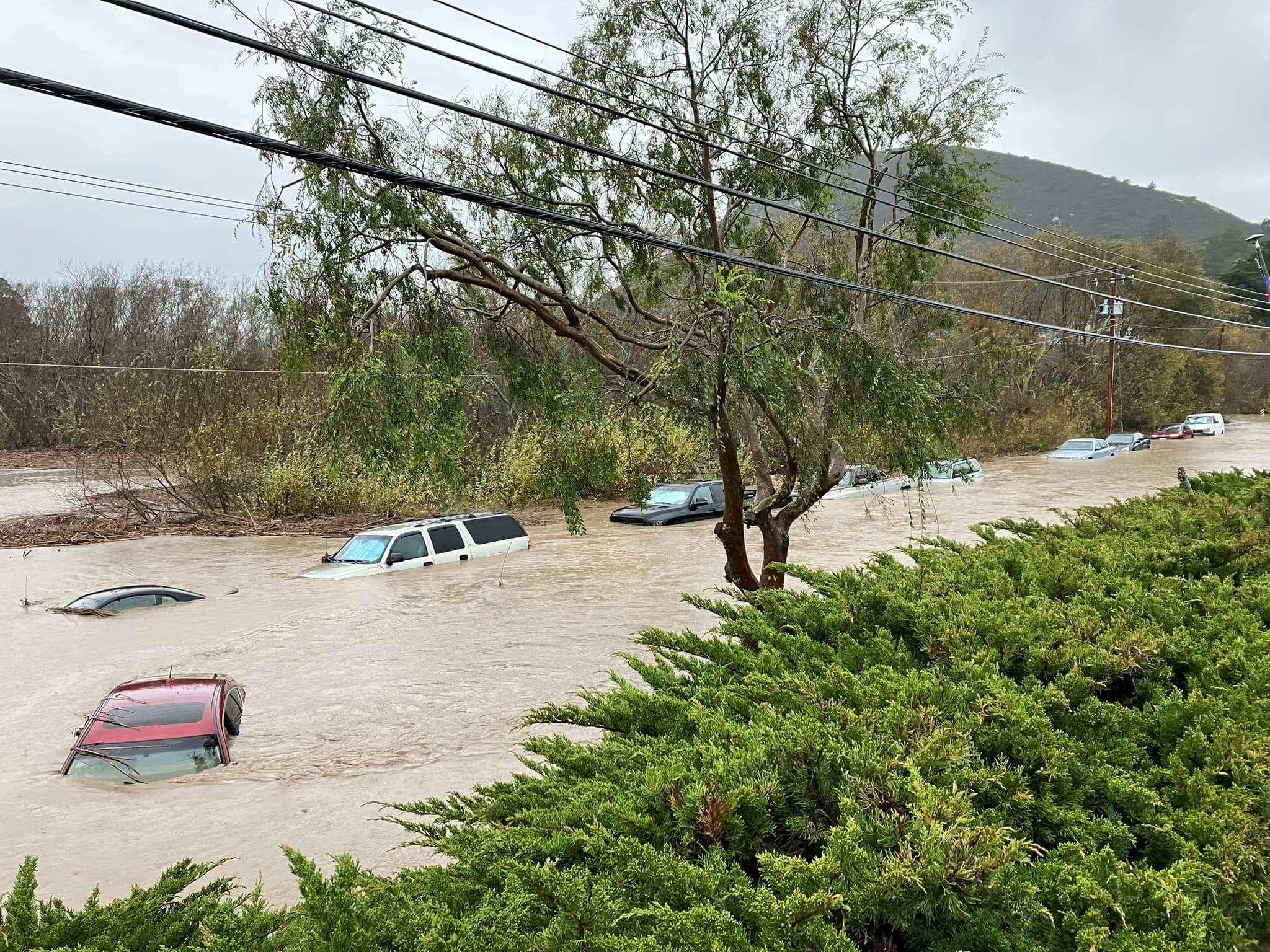 Καλιφόρνια: 14 νεκροί από τις καταιγίδες – Εκκενώθηκε η κοινότητα που ζουν Χάρι και Μέγκαν Μαρκλ, Τζένιφερ Άνιστον και ΝτεΤζένερις