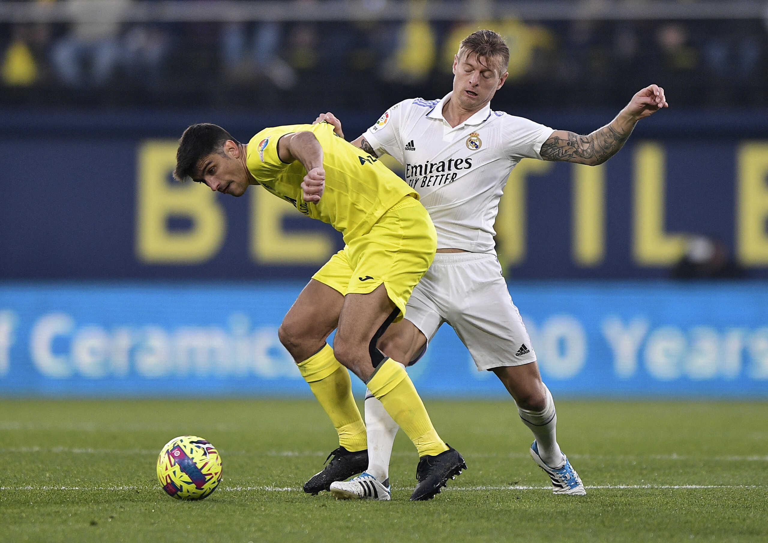 Soccer Football - LaLiga - Villarreal v Real Madrid - Estadio de la Ceramica, Villarreal, Spain - January 7, 2023 Villarreal's Gerard Moreno in action with Real Madrid's Toni Kroos REUTERS