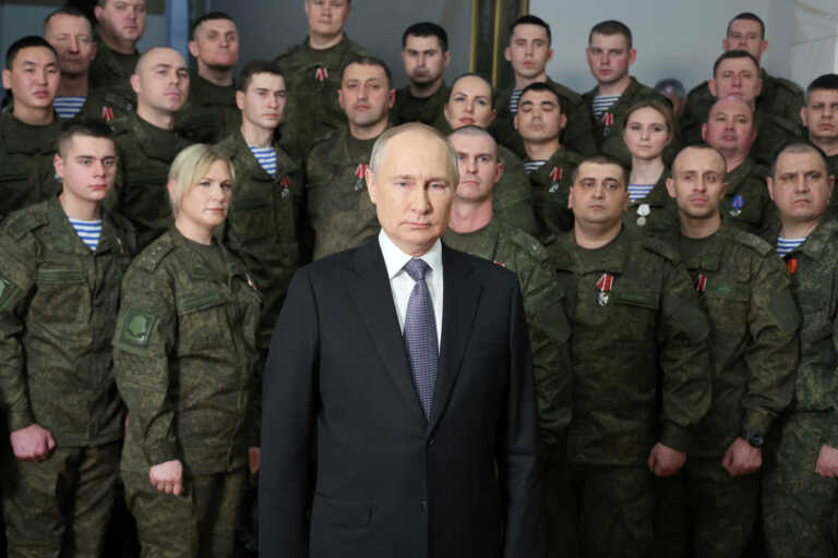 Οι «ψεύτικοι» στρατιώτες, που εμφανίζονται στις εκδηλώσεις του Πούτιν και  η μυστηριώδης ξανθιά