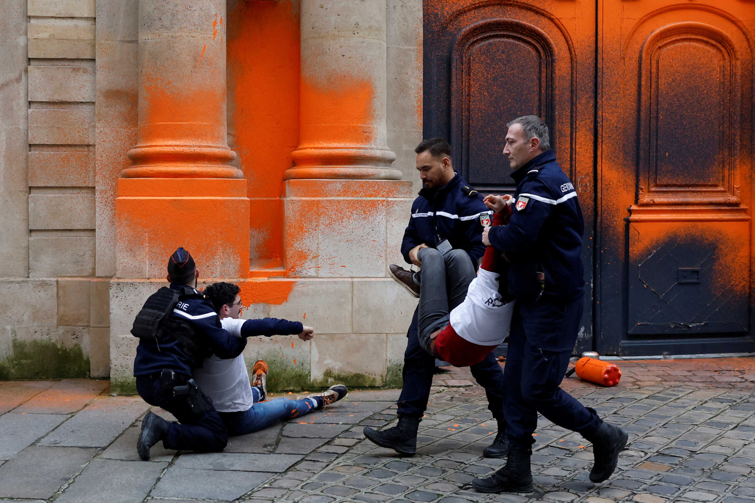 Γαλλία: Ακτιβιστές βανδάλισαν την πόρτα του πρωθυπουργικού μεγάρου με πορτοκαλί μπογιά